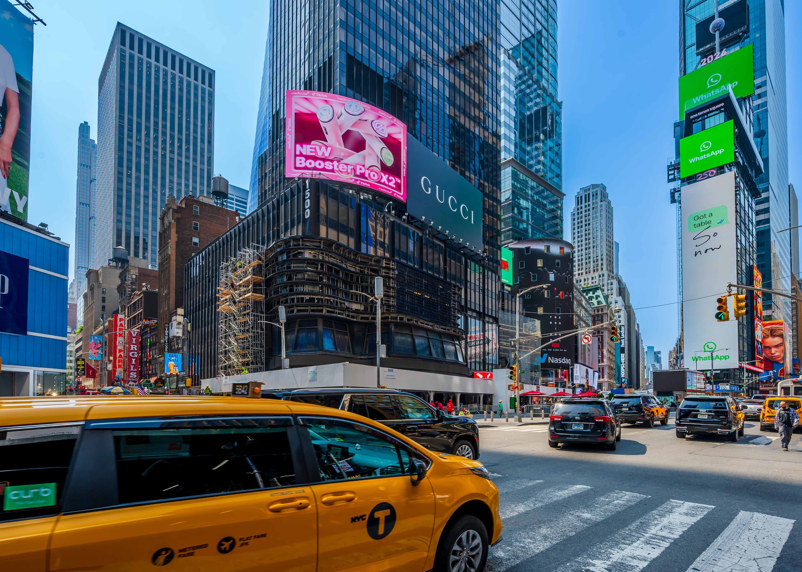 뉴욕 타임스퀘어 1500 Broadway에 송출된 메디큐브 광고와 노란 택시