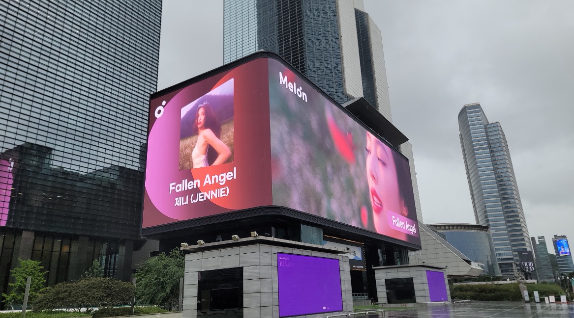 Melon campaign for JENNIE "Fallen Angel" on the curved COEX K-POP LIVE screen in the rain, Seoul