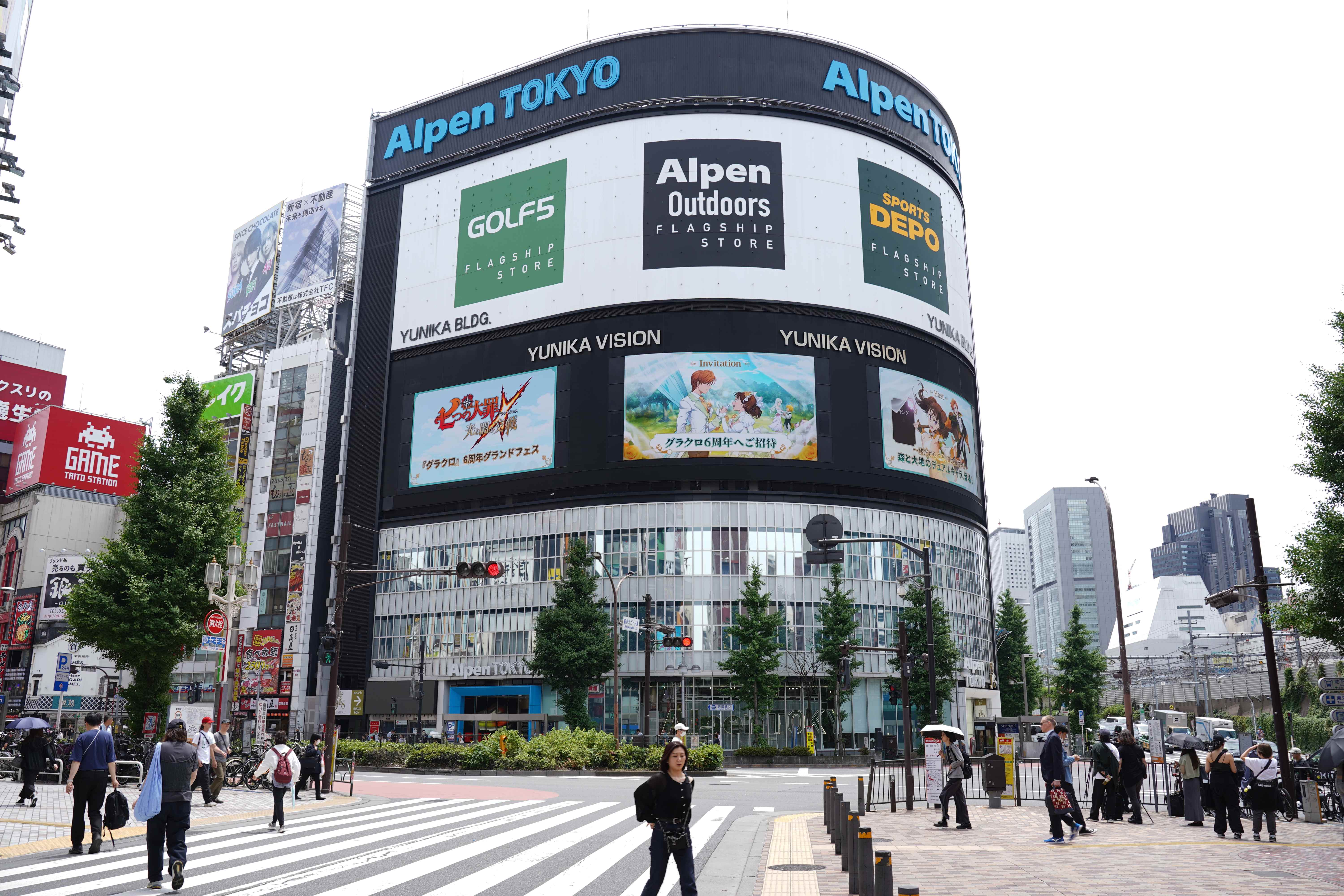 Netmarble campaign on Yunika Vision, seen from the Shinjuku street corner with pedestrians on the crossing
